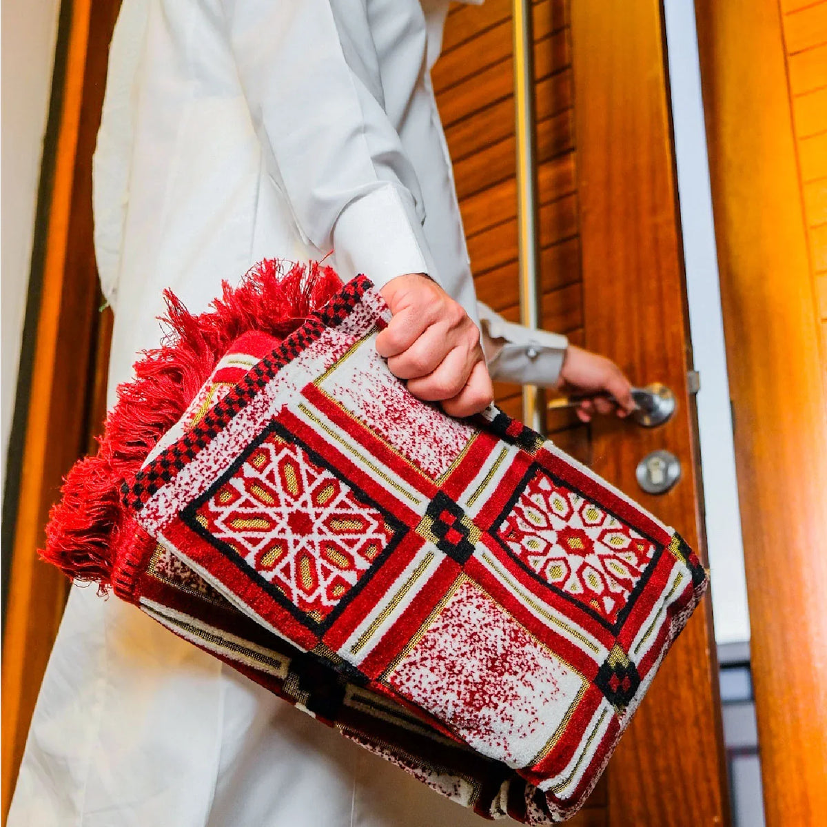 Minwal Al Mutamayiza XXL Red Prayer Mat For Men & Women